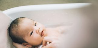 Trẻ bị cúm A có nên tắm không? Những điều mẹ cần biết