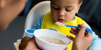 Trẻ bị cúm A nên ăn gì? Gợi ý 10 loại thực phẩm nên cho bé ăn?