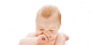 Trẻ sơ sinh bị ngạt mũi, mẹ nên làm gì để giúp bé thở dễ dàng?