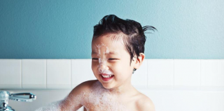 Trẻ bị chân tay miệng có kiêng nước không? Có tắm được không?