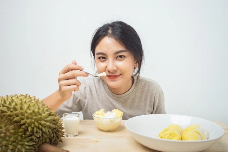 me-sau-sinh-an-sau-rieng-duoc-khong