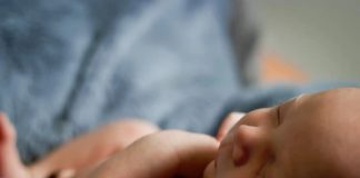 Hướng dẫn ba mẹ cách giữ ấm cho trẻ sơ sinh vào mùa hè