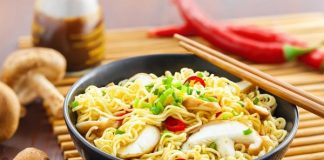 Mẹ sau sinh ăn mì tôm được không? Có ảnh hưởng tới sức khỏe không?