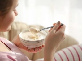 Giải đáp: Mẹ sau sinh ăn sữa chua được không? Sau bao lâu nên ăn?