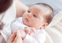 Trẻ sơ sinh bị nghẹt mũi thở khò khè khi ngủ phải làm sao? tre-so-sinh-bi-nghet-mui-tho-kho-khe-1