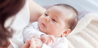 Trẻ sơ sinh bị nghẹt mũi thở khò khè khi ngủ phải làm sao? tre-so-sinh-bi-nghet-mui-tho-kho-khe-1