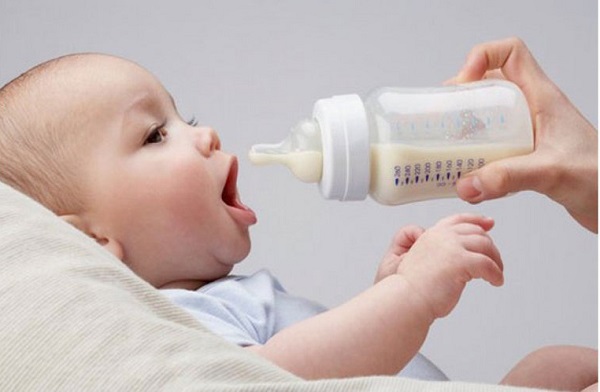 Không nên đổi sữa đột ngột cho bé