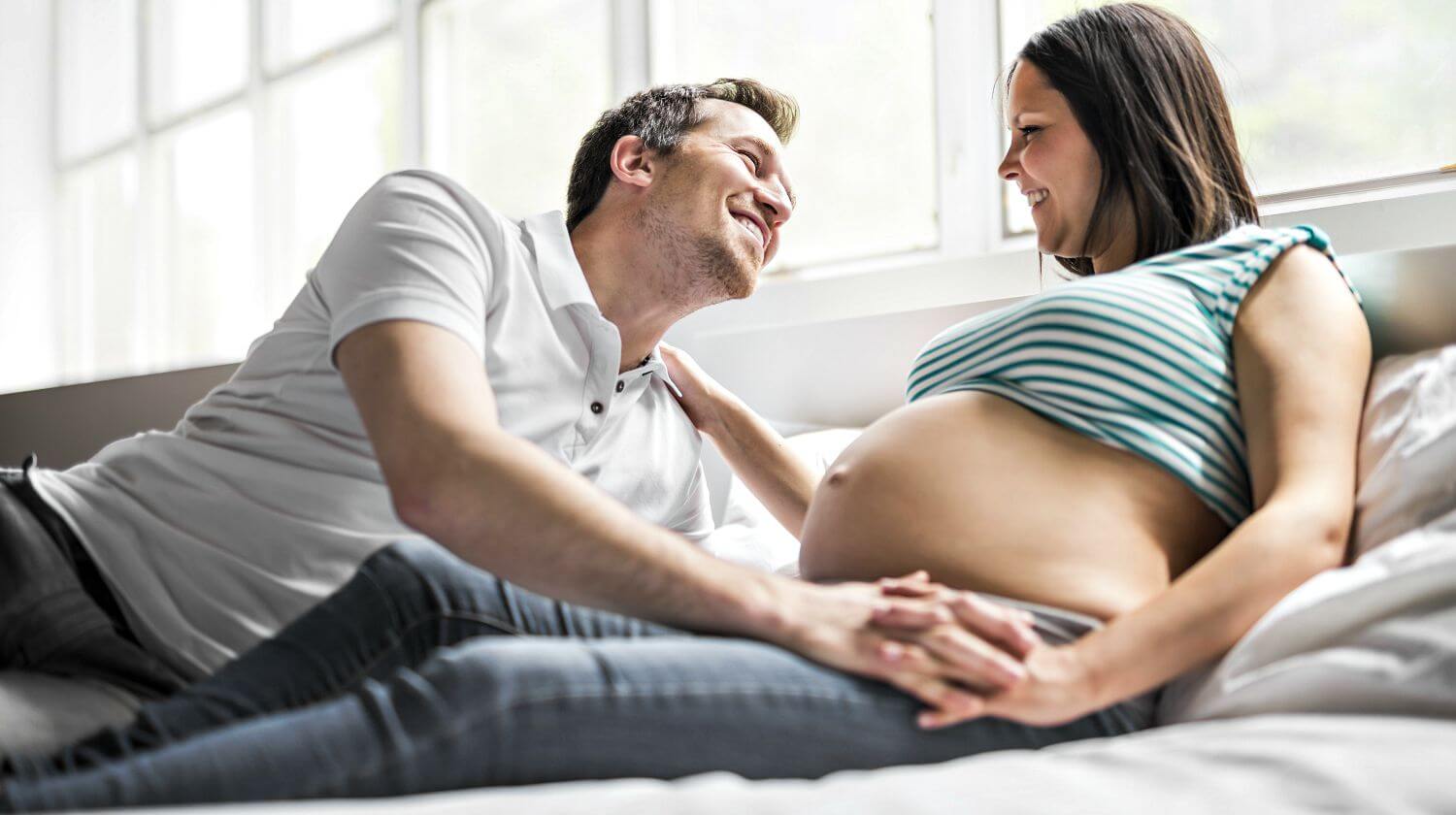 Quan hệ khi mang thai có nguy hiểm không? Cách quan hệ an toàn khi mang thai - META.vn