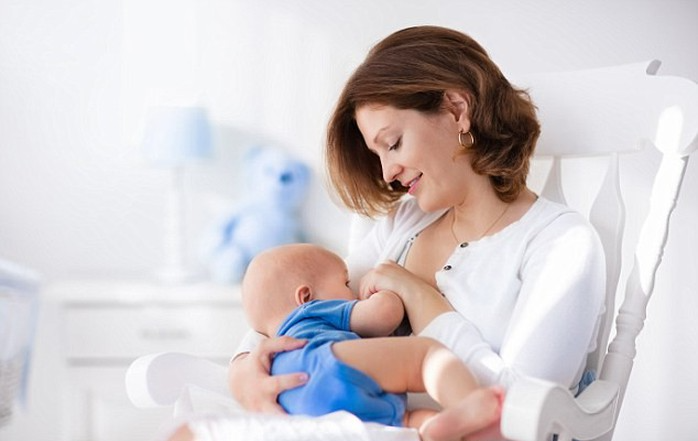 Mẹ cho con bú uống bia được không?