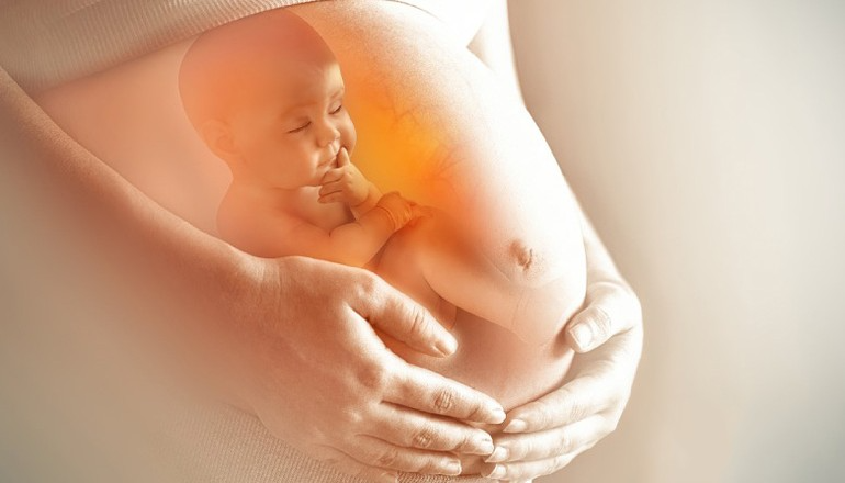 nhau-thai-bam-mat-truoc-1