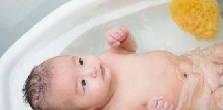 Trẻ bị cúm A có nên tắm không? Giải đáp hiểu lầm “cấm tắm khi bị cúm”