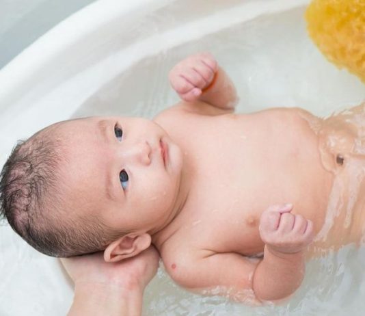 Trẻ bị cúm A có nên tắm không? Giải đáp hiểu lầm “cấm tắm khi bị cúm”