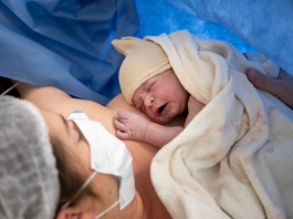 Bí quyết giúp trẻ sinh mổ phát triển toàn diện, ít ốm vặt mẹ cần biết bi-quyet-giup-tre-sinh-mo-phat-trien-toan-dien-3