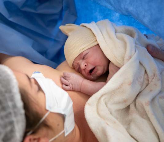 Bí quyết giúp trẻ sinh mổ phát triển toàn diện, ít ốm vặt mẹ cần biết bi-quyet-giup-tre-sinh-mo-phat-trien-toan-dien-3