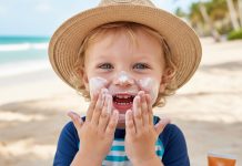 Mùa hè da bé có cần dưỡng ẩm không hay chỉ cần chống nắng?