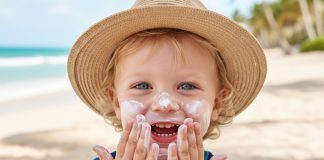 Mùa hè da bé có cần dưỡng ẩm không hay chỉ cần chống nắng?