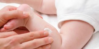 Trẻ sơ sinh bị khô da nên bôi gì? Hướng dẫn chăm sóc da an toàn từ góc nhìn chuyên gia