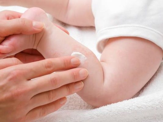 Trẻ sơ sinh bị khô da nên bôi gì? Hướng dẫn chăm sóc da an toàn từ góc nhìn chuyên gia