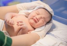 Trẻ sinh mổ có làn da nhạy cảm hơn không? Chăm sóc da thế nào cho đúng?