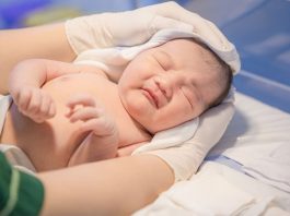 Trẻ sinh mổ có làn da nhạy cảm hơn không? Chăm sóc da thế nào cho đúng?