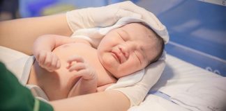 Trẻ sinh mổ có làn da nhạy cảm hơn không? Chăm sóc da thế nào cho đúng?