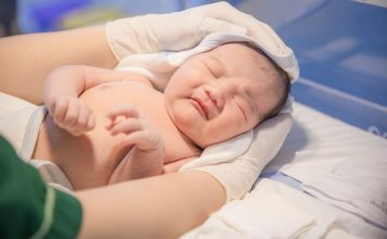 Trẻ sinh mổ có làn da nhạy cảm hơn không? Chăm sóc da thế nào cho đúng?