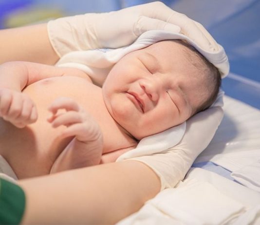 Trẻ sinh mổ có làn da nhạy cảm hơn không? Chăm sóc da thế nào cho đúng?