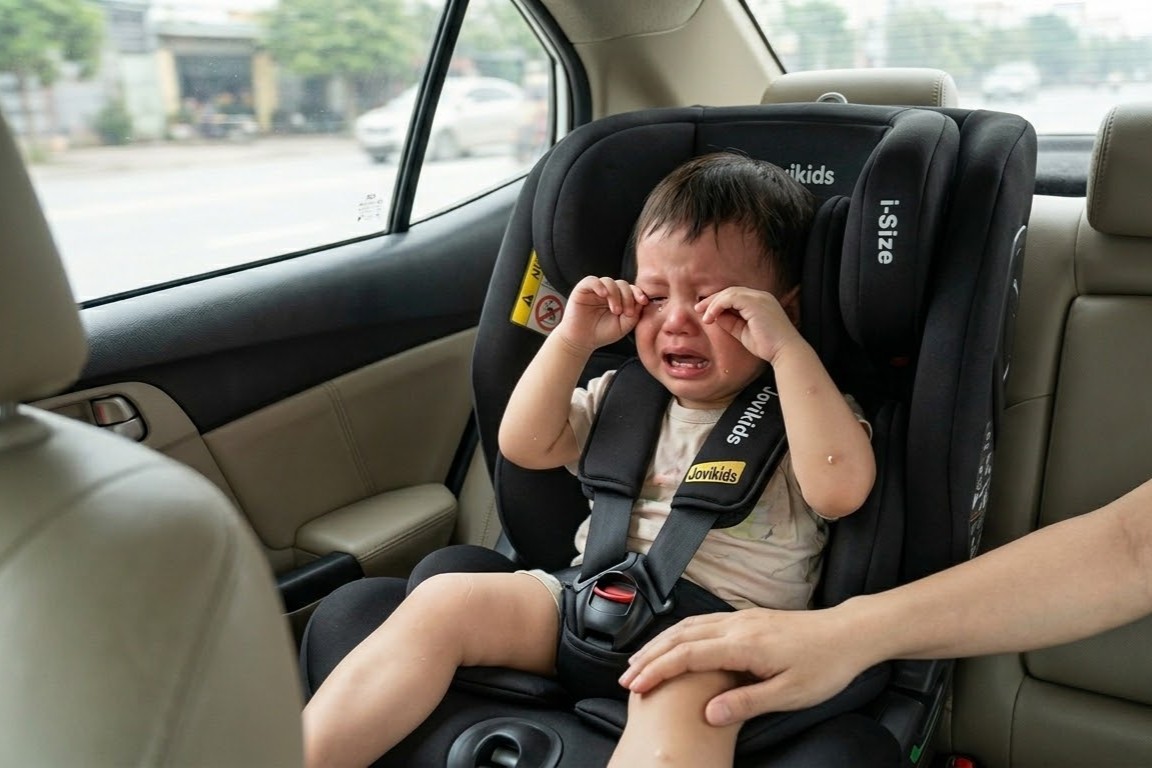 cach-giup-be-ngoi-ghe-o-to-de-dang-3