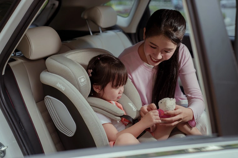 cach-giup-be-ngoi-ghe-o-to-de-dang-4