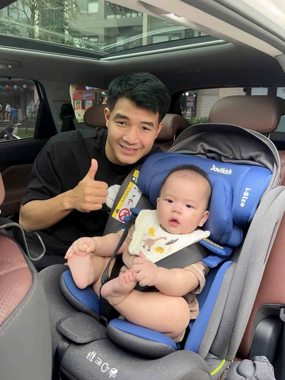 mua-ghe-ngoi-o-to-cho-be-3