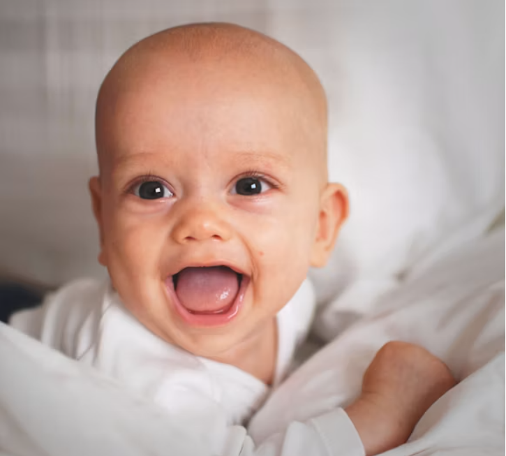 Bé cười tươi tỉnh táo sau giấc ngủ đêm ngon