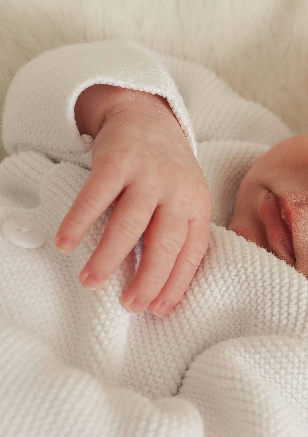 Mẹ bế bé sơ sinh, chăm sóc bé an toàn bắt đầu từ dụng cụ hút sữa sạch khuẩn