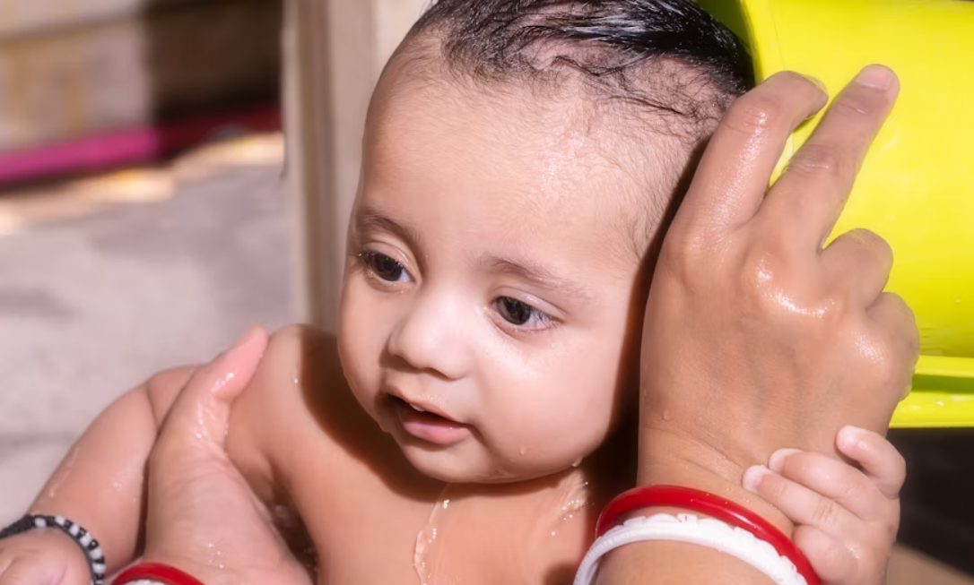 Mẹ nhẹ nhàng vệ sinh và kiểm tra da bé khi thay bỉm