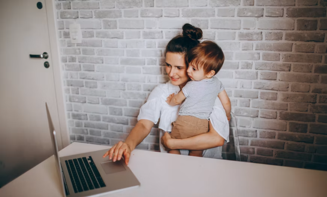 Mẹ hút sữa tại nơi làm việc để duy trì nguồn sữa cho con