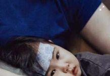 Viêm Não Nhật Bản Ở Trẻ: Chỉ Sốt, Đau Đầu Nhưng Có Thể Hôn Mê Sau 2 Ngày Trẻ sốt cao được dán miếng hạ sốt, mẹ theo dõi tại nhà mùa dịch chồng dịch