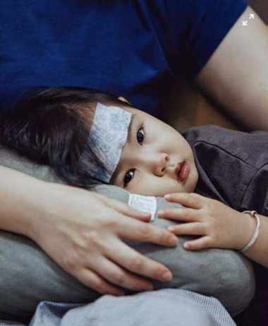 Viêm Não Nhật Bản Ở Trẻ: Chỉ Sốt, Đau Đầu Nhưng Có Thể Hôn Mê Sau 2 Ngày Trẻ sốt cao được dán miếng hạ sốt, mẹ theo dõi tại nhà mùa dịch chồng dịch