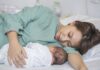 Sau sinh, mẹ cần được chăm sóc: Cẩm nang phục hồi thể chất và tinh thần cho mẹ Việt sau-sinh-me-can-duoc-cham-soc-1