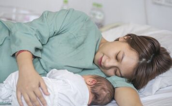 Sau sinh, mẹ cần được chăm sóc: Cẩm nang phục hồi thể chất và tinh thần cho mẹ Việt sau-sinh-me-can-duoc-cham-soc-1