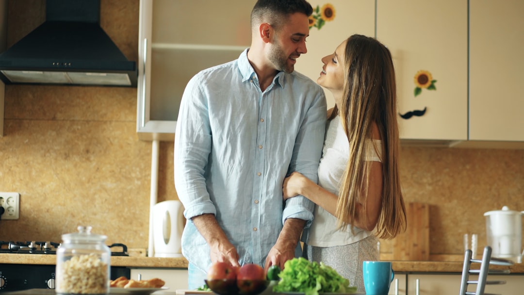 Vợ chồng chuẩn bị thực phẩm lành mạnh
