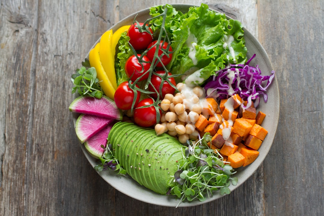 Salad rau củ hỗ trợ kiểm soát cân nặng trước khi mang thai
