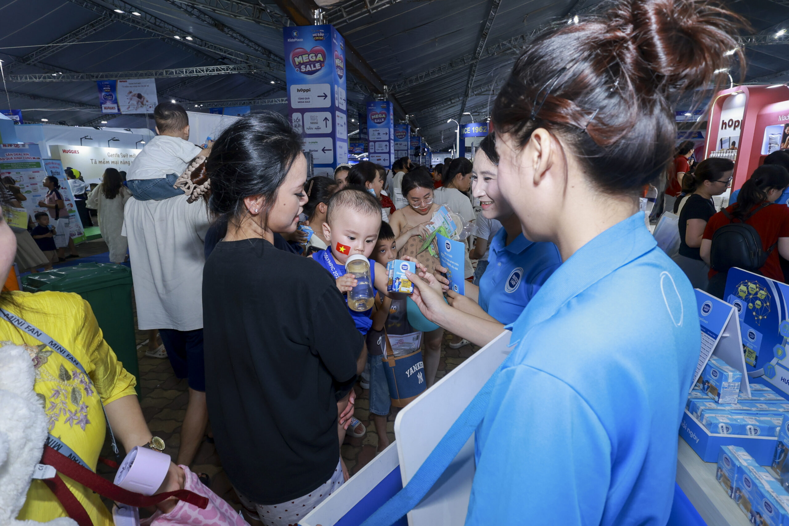 dutch-lady-va-friso-tiep-tuc-dong-hanh-cung-festival-2