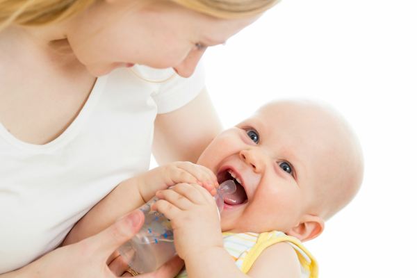 Mẹo hay giúp trẻ sơ sinh bú bình không bị sặc