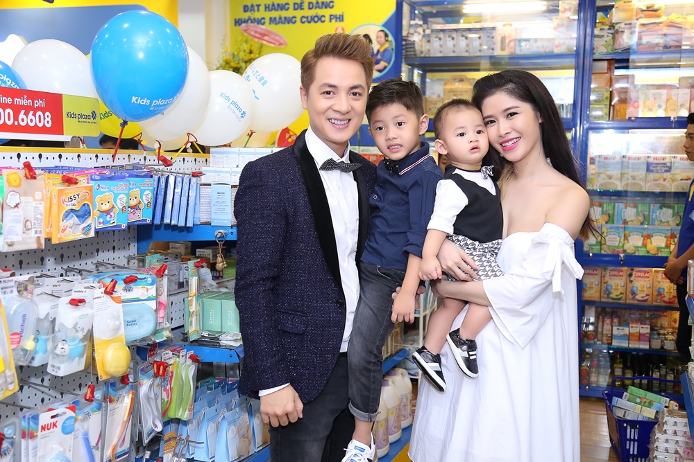 Đăng Khôi – Thuỷ Anh khoe 2 quý tử tinh nghịch trong sự kiện