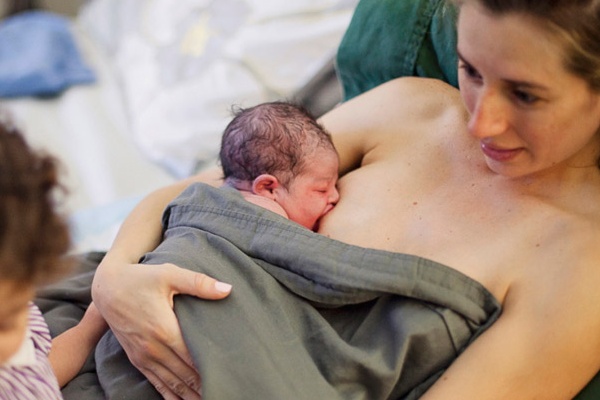 Cho bé bú mẹ trong 24 giờ đầu tiên như thế nào?