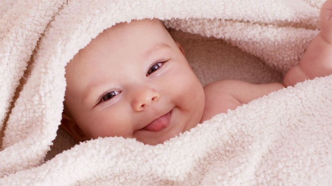 Nụ cười của bé từ 0-12 tháng tuổi cho bố mẹ biết điều gì?
