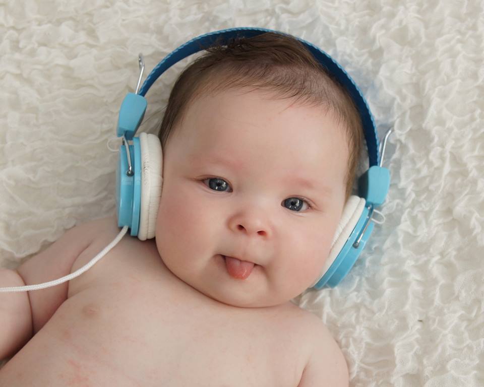 Mẹ Nhật cho bé sơ sinh nghe nhạc mỗi ngày để kích thích sự phát triển thính giác