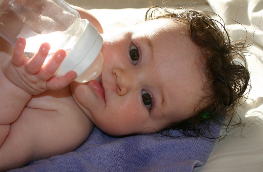 Cho trẻ sơ sinh uống nhiềunước khi mới sốt nhẹ