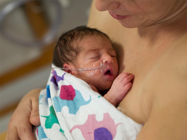 Bé da kề da với bố mang lại nhiều lợi ích không kém gì với mẹ! Bé da kề da với bố mang lại nhiều lợi ích không kém gì với mẹ!