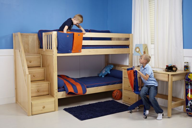 Các bé có thể thoải mái sinh hoạt và vui chơi trên chiếc giường gỗ thông này
