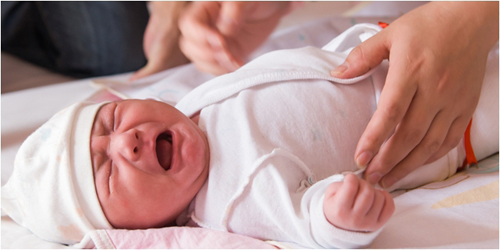 Bí chăm sóc bé sơ sinh quấy khóc trong 24 giờ đầu tiên sau sinh